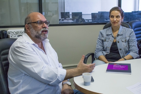 Os professores Luiz Claudio Schara e Débora Cristina Saade explicam sobre o Eduroam Foto: Paula Fernandes