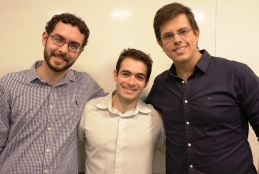 Os ex-alunos Pedro Gemal Lanzieri, Bruno Lagoeiro e Eduardo Moura são os criadores do app médico Whitebook.