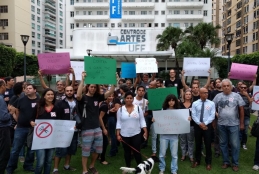 Protesto foi na Praia de Icaraí, Niterói, em frente à reitoria da universidade