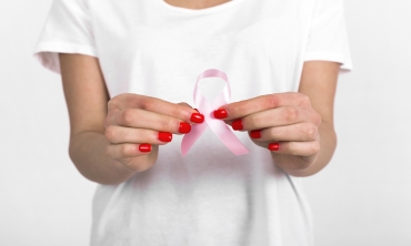 imagem: mãos segurando uma fita rosa, que é o símbolo da campanha outubro rosa
