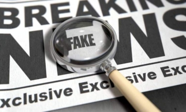 Imagem de uma lupa e jornal escrito "Breaking fake news"