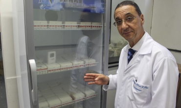 Professor Mauro Romero Leal Passos e vacinas contra o HPV Foto: Letícia Felippe