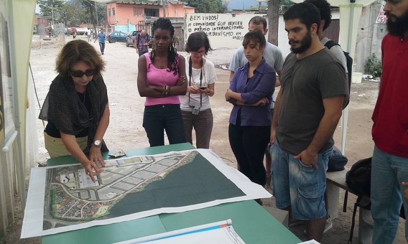 Nephu realizando trabalhos na Vila Autódromo