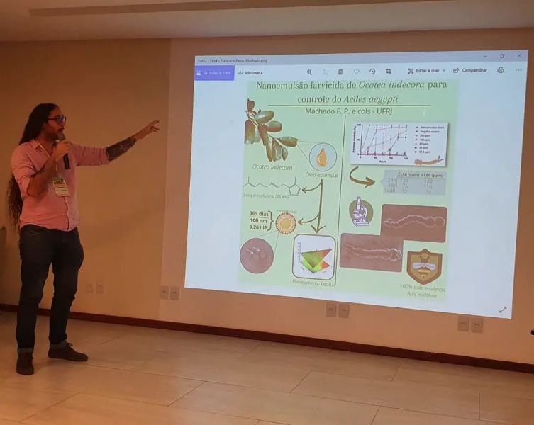 Francisco Paiva Machado apresentando o trabalho premiado com 1° lugar na modalidade comunicação oral do 2° Simpósio Regional Sudeste de Farmacognosia.