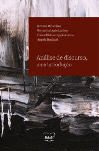 Imagem da capa do livro “Análise de discurso, uma introdução”. O fundo da capa tem uma textura em tons de preto, branco e cinza, com pinceladas abstratas que lembram traços de tinta em uma tela. Sobre o fundo, há um retângulo marrom na metade superior da capa, onde estão os nomes dos autores em letras brancas. Abaixo dos nomes, em letras brancas, está o título do livro.