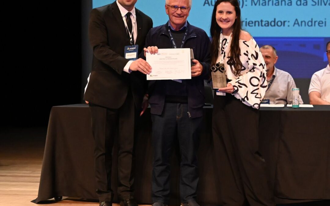 Egressa da UFF é premiada em evento de Engenharia de Produção