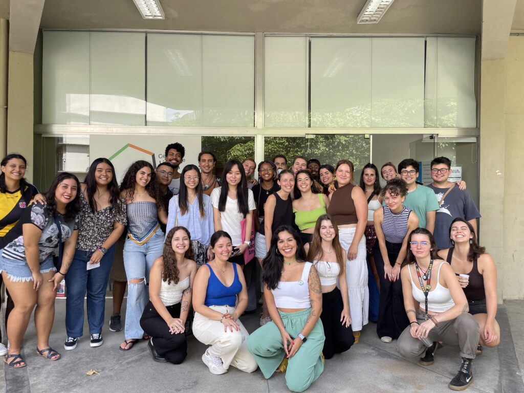 Várias pessoas posando para a foto em um campus da UFF